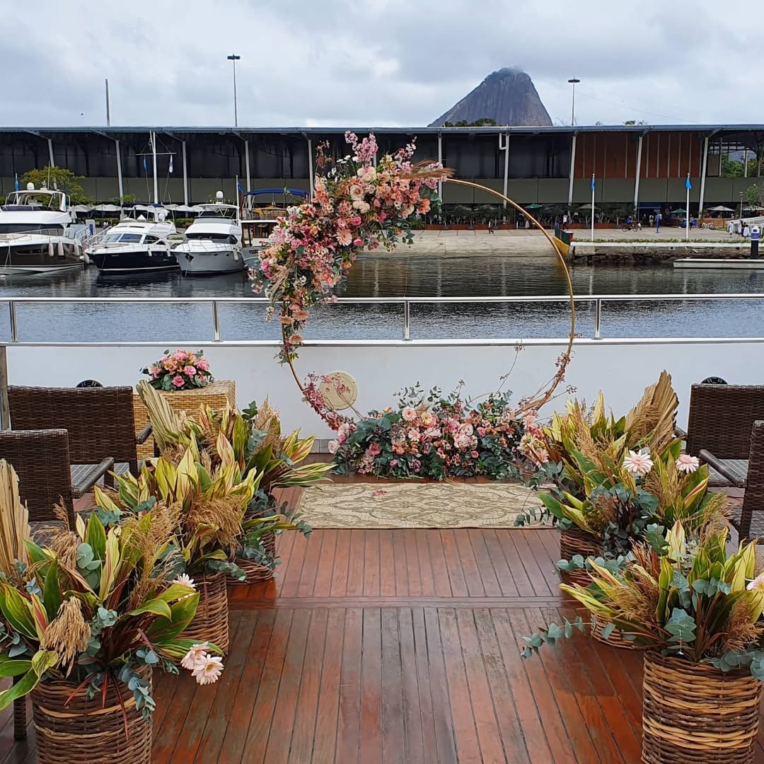 Evento premium com composição floral elegante